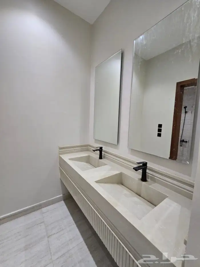 للبيع فيلا ثلاث أدوار بدرج خارجي للادوار العلويه بأحد رفيده 12