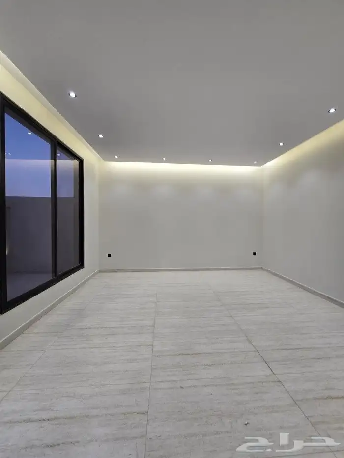 للبيع فيلا ثلاث أدوار بدرج خارجي للادوار العلويه بأحد رفيده 6