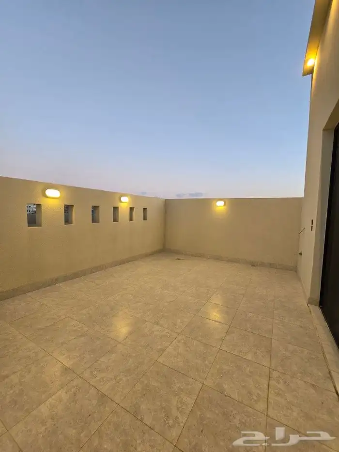 للبيع فيلا ثلاث أدوار بدرج خارجي للادوار العلويه بأحد رفيده 37