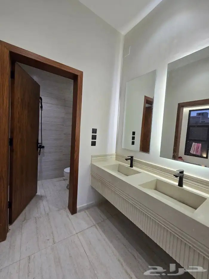 للبيع فيلا ثلاث أدوار بدرج خارجي للادوار العلويه بأحد رفيده 7