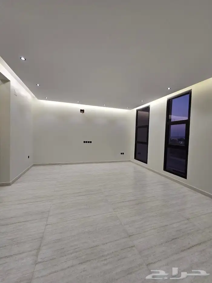 للبيع فيلا ثلاث أدوار بدرج خارجي للادوار العلويه بأحد رفيده 24