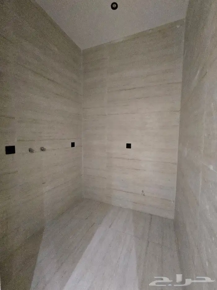 للبيع فيلا ثلاث أدوار بدرج خارجي للادوار العلويه بأحد رفيده 17