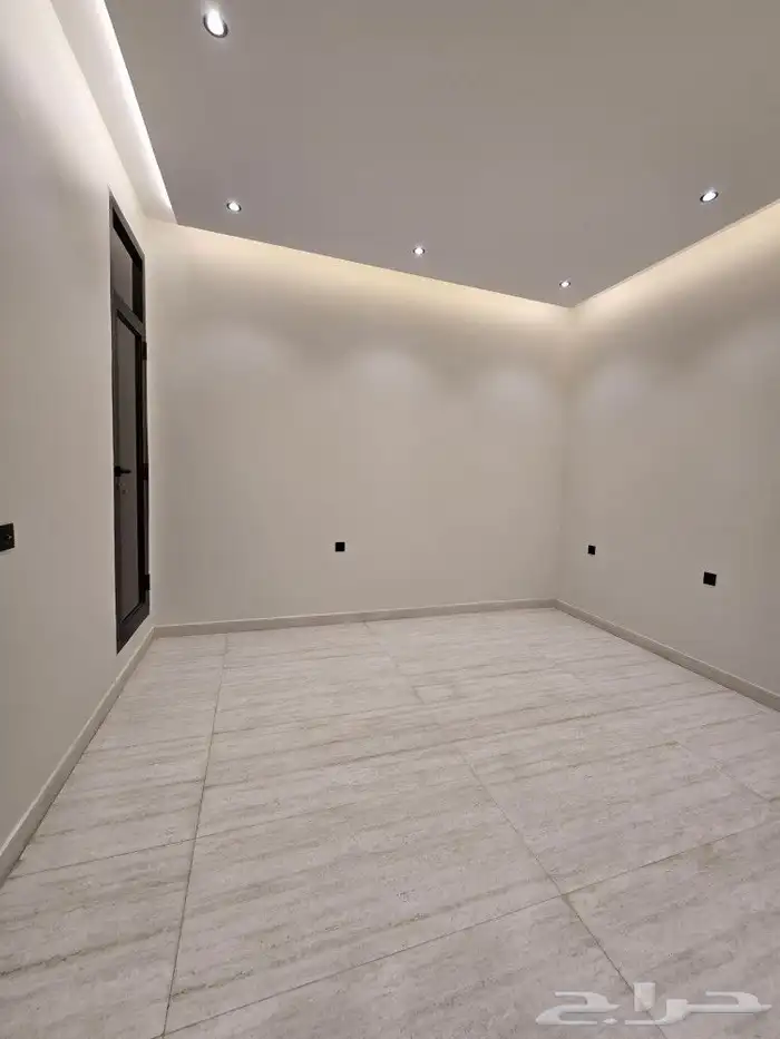 للبيع فيلا ثلاث أدوار بدرج خارجي للادوار العلويه بأحد رفيده 42