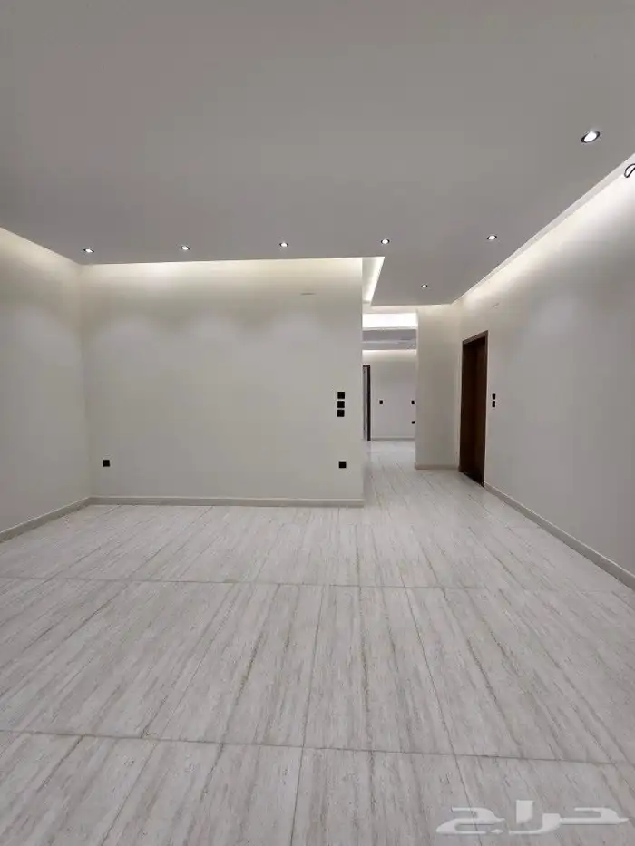 للبيع فيلا ثلاث أدوار بدرج خارجي للادوار العلويه بأحد رفيده 28