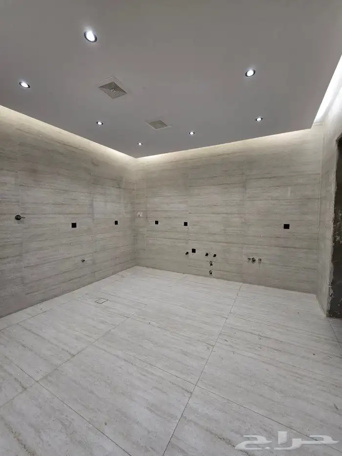 للبيع فيلا ثلاث أدوار بدرج خارجي للادوار العلويه بأحد رفيده 16