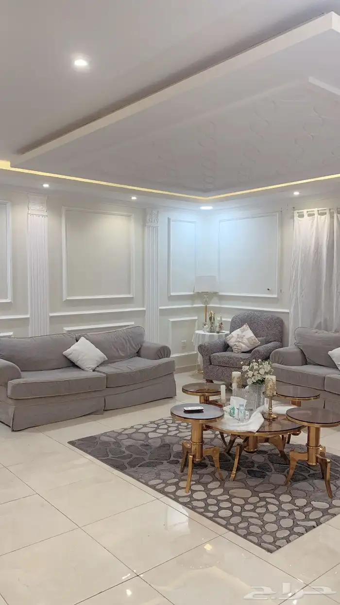 للبيع  كنبات وطاولة وفرشة 2