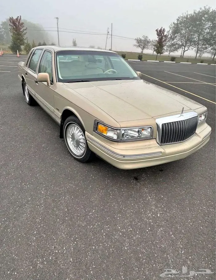 للبيع لنكون موديل 1996 Lincoln town car Signature Touring 1