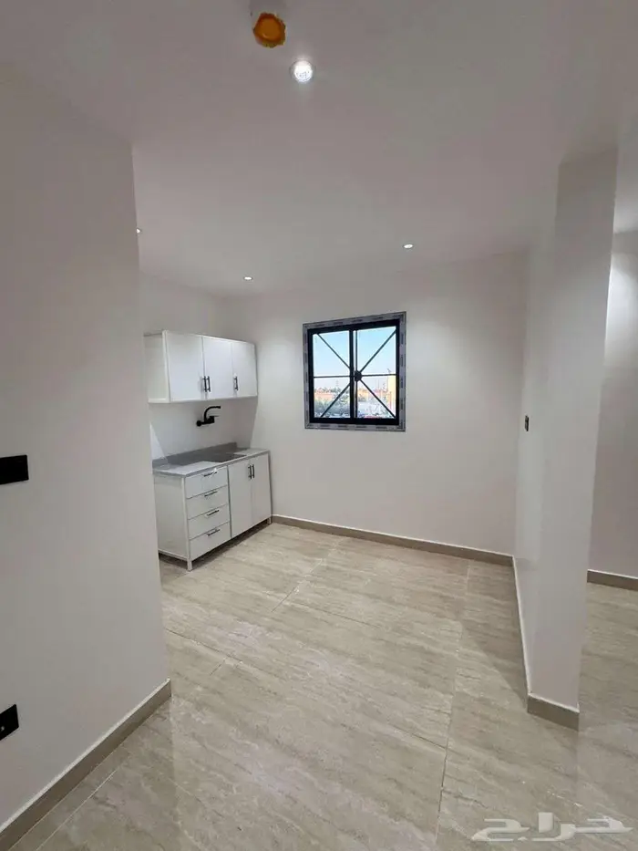 عمارة سكنية مناسبة لسكن الموظفين في حي العريجاء 5