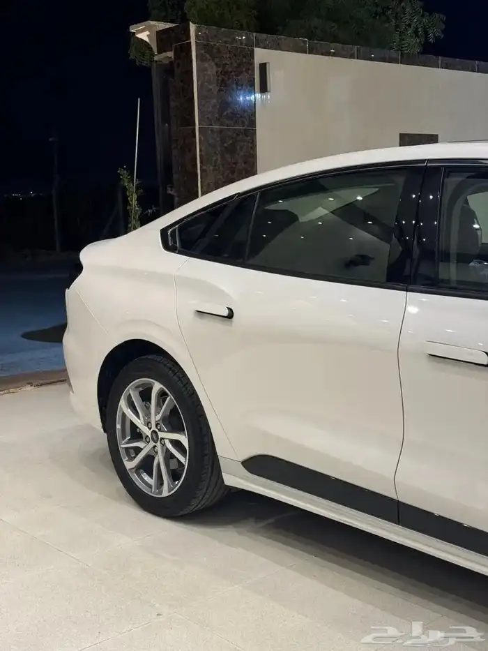 للبيع فورد تورس 2023 نص فل ترند 1