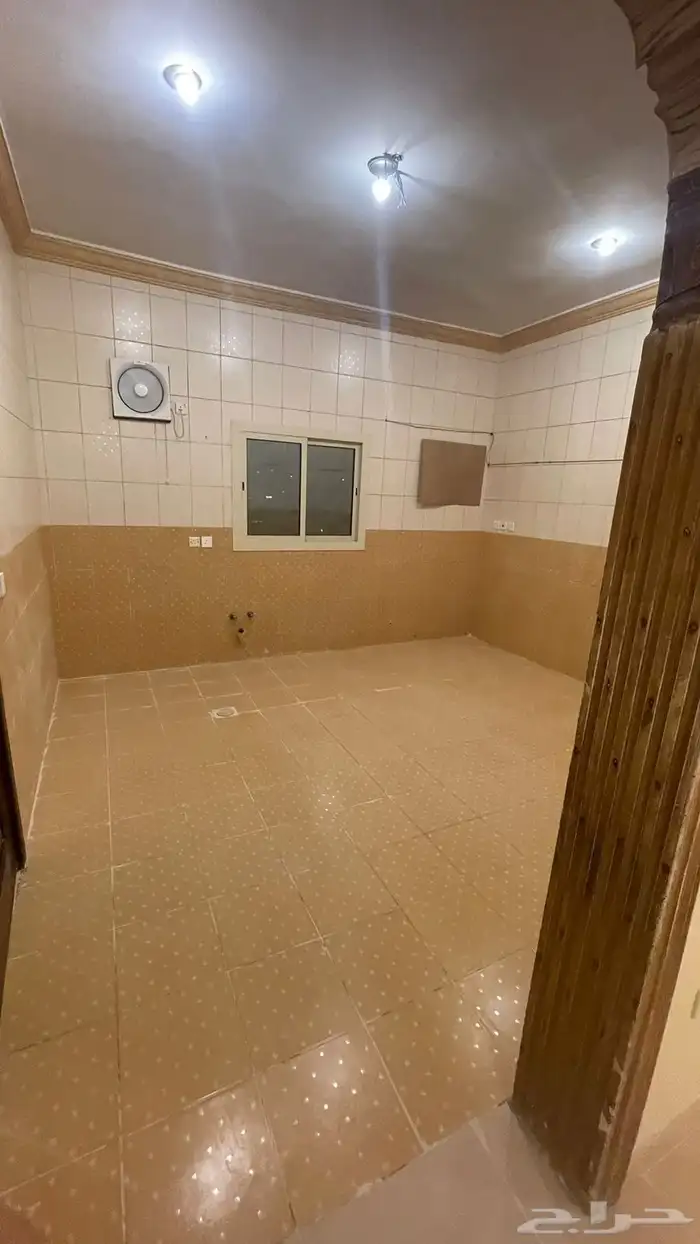 شقة كبيرة وواسعة للايجار السنوي بحي الحمدانية 3