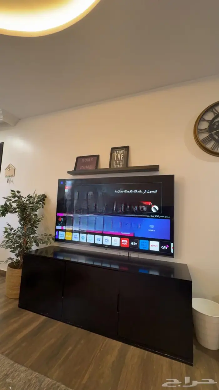 طاوله تلفزيون من ثلاث ادراج بلون الاسود حاله اقل جيده 2