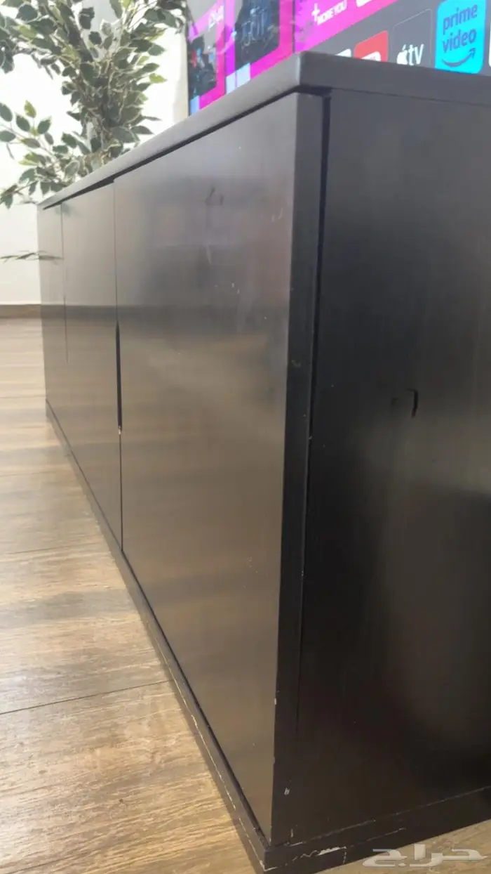 طاوله تلفزيون من ثلاث ادراج بلون الاسود حاله اقل جيده 3