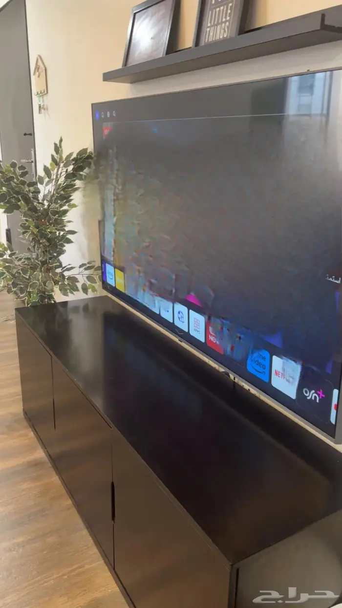 طاوله تلفزيون من ثلاث ادراج بلون الاسود حاله اقل جيده 0