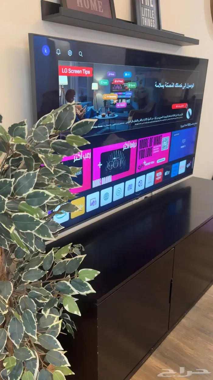 طاوله تلفزيون من ثلاث ادراج بلون الاسود حاله اقل جيده 4