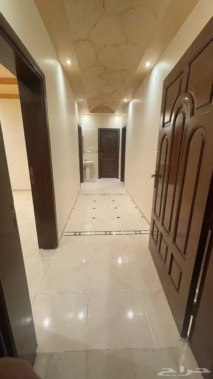 شقة كبيرة وواسعة للايجار السنوي بحي الحمدانية 5