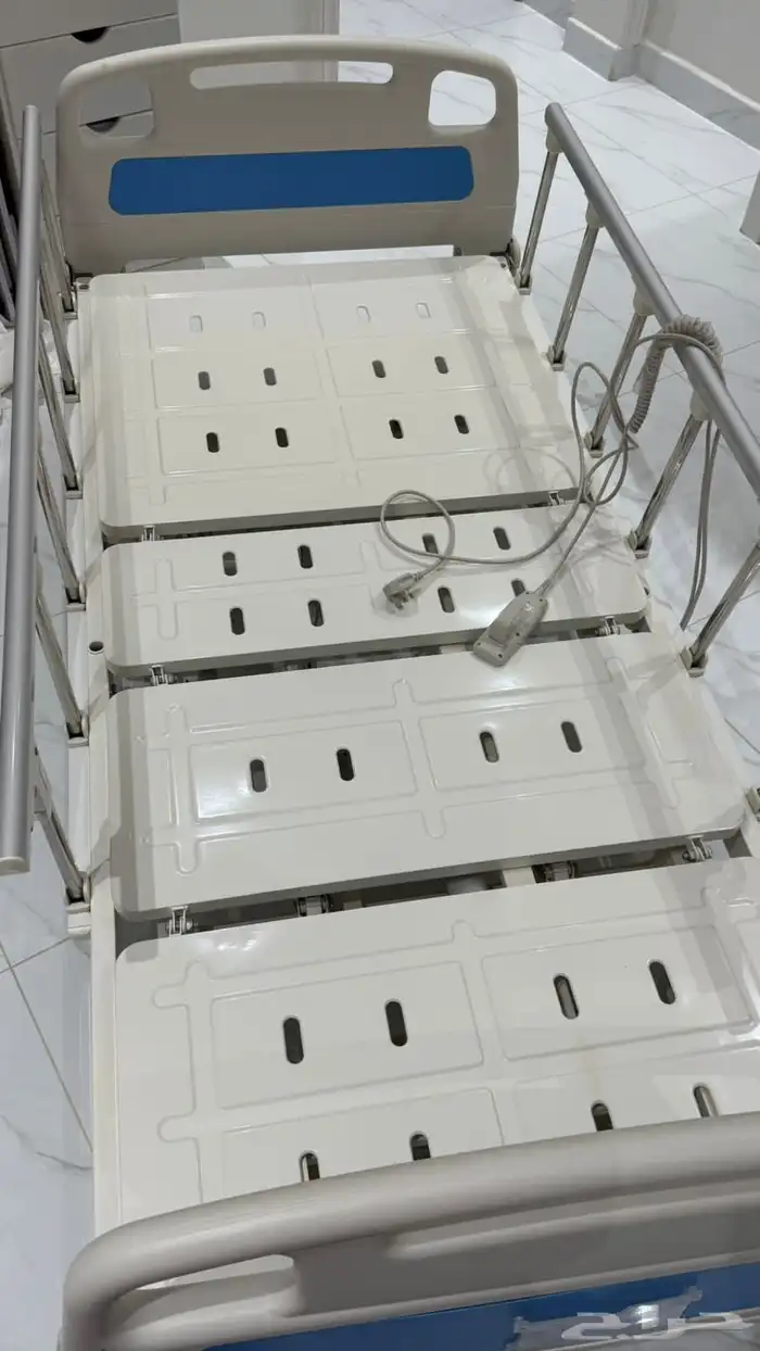 سرير طبي مع مرتبه للامانه ما يجيني الا واحد محتاج 1