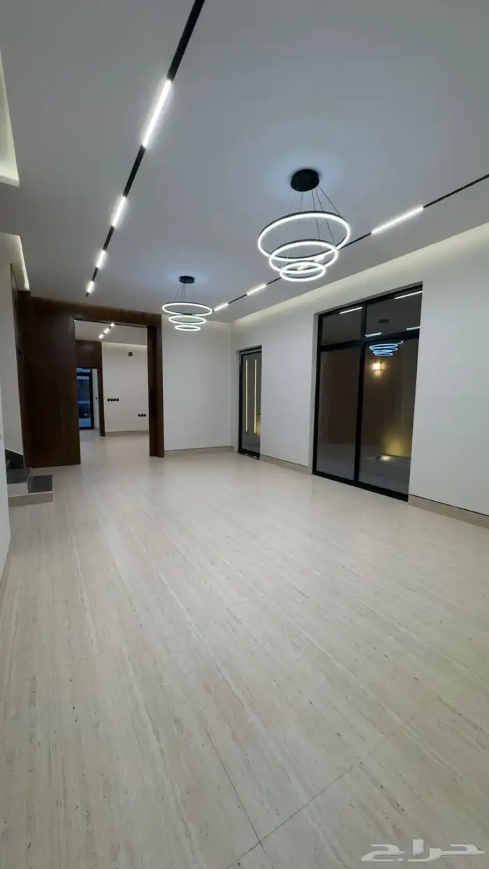 فيلا فاخرة مع شقة في حي البيان 10