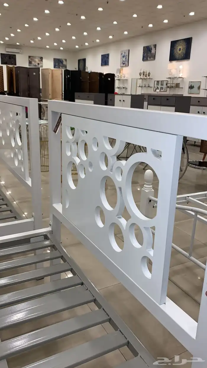 سرير نفر   مكنسه   طاولة قهوه 1