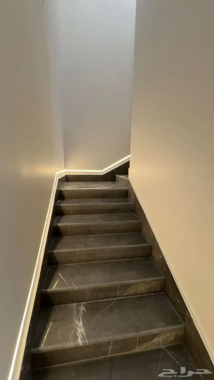 فيلا فاخرة مع شقة في حي البيان 18