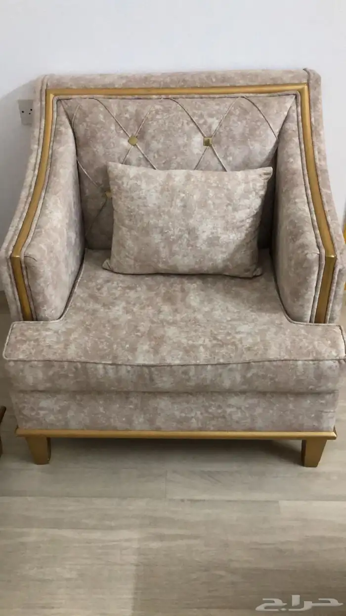 ب 1500 كنب يكفي 11 شخص مع طاولتين زاويه والطاوله اللي بالنص 2