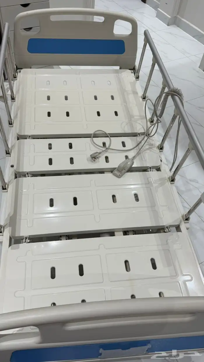 سرير طبي مع مرتبه للامانه ما يجيني الا واحد محتاج 2