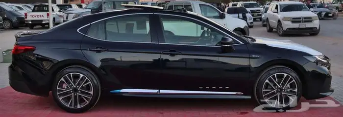 تويوتا كامري لومير موديل 2025 لون اسود مبيعات البنوك 3