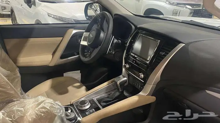 عرض نهاية العام ميتسوبيشي مونتيرو نص فل موديل 2025 بنزين 9
