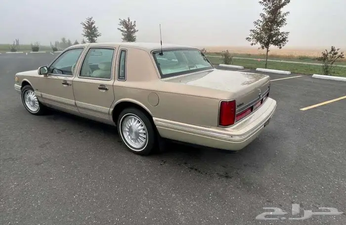 للبيع لنكون موديل 1996 Lincoln town car Signature Touring 2