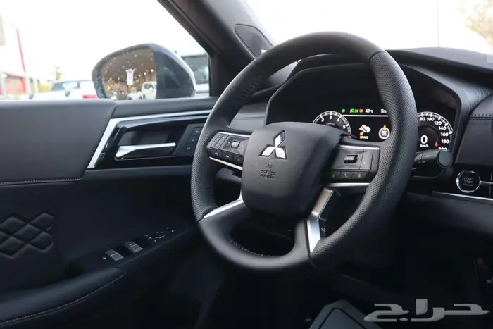 ميتسوبيشي اوتلاندر بلاك سام 2025 15