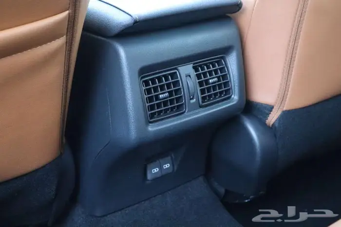 تويوتا كامري لومير موديل 2025 لون اسود مبيعات البنوك 18