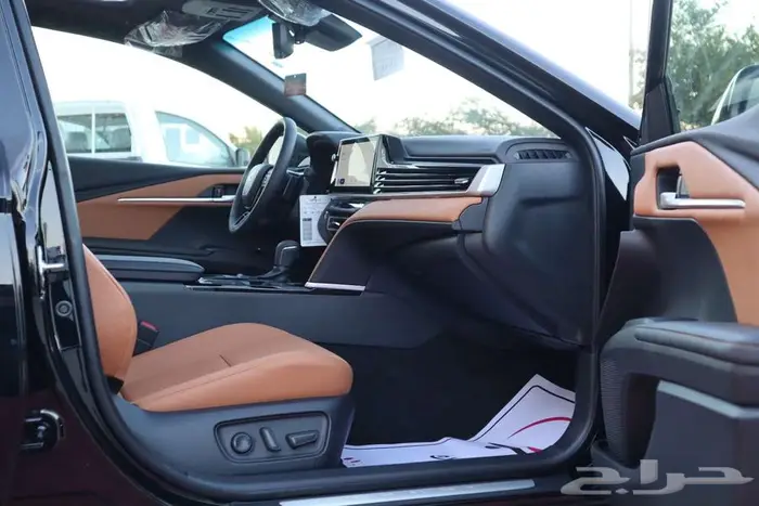 تويوتا كامري لومير موديل 2025 لون اسود مبيعات البنوك 16