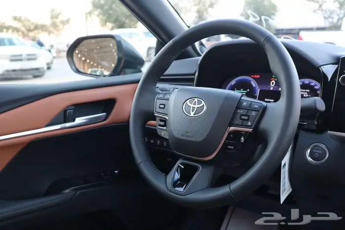 تويوتا كامري لومير موديل 2025 لون اسود مبيعات البنوك 15