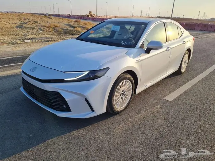 تويوتا كامري E بلس هايبرد 2025 2