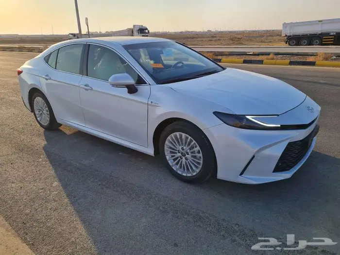 تويوتا كامري E بلس هايبرد 2025 1