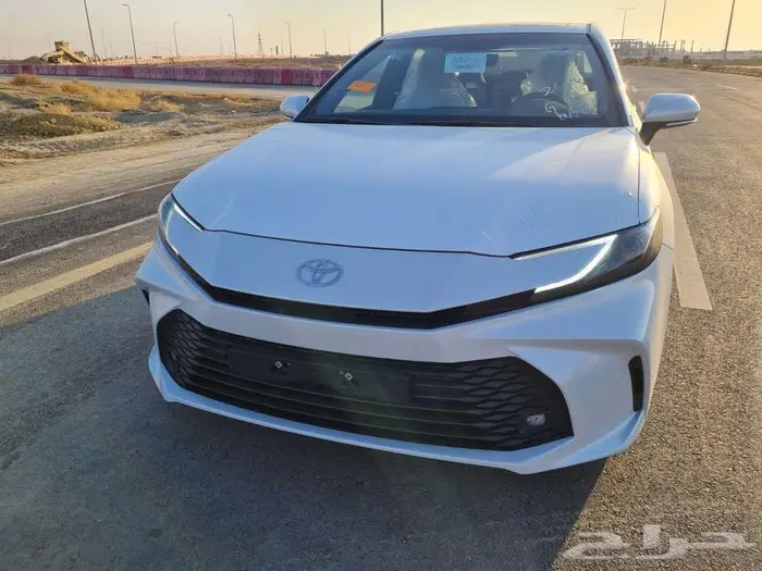 تويوتا كامري E بلس هايبرد 2025 3