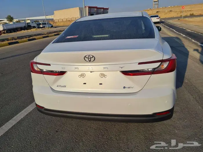 تويوتا كامري E بلس هايبرد 2025 13