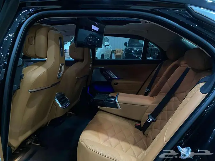 بي ام دبليو 735i موديل 2026 اسود خليجي 50