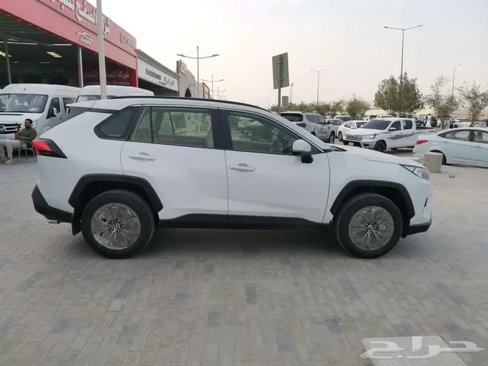 تويوتا راف فور فتحة XLE بنزين 2025 4