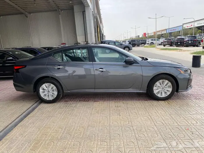 نيسان التيما استاندر موديل 2025 رمادي 3