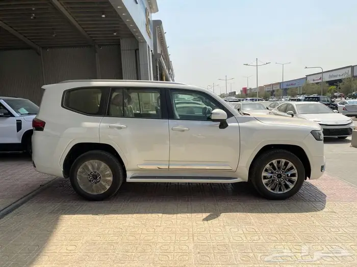 تويوتا لاندكروزر 2025 -L4 بنزين. سعودي (- ابيض ) 3