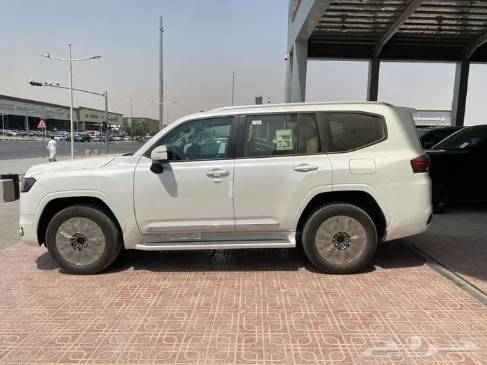 تويوتا لاندكروزر 2025 -L4 بنزين. سعودي (- ابيض ) 4