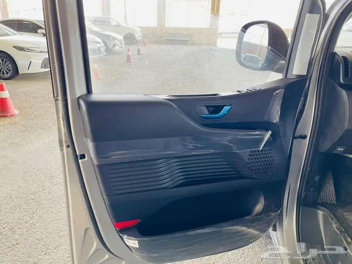 هيونداي ستاريا 2025 12