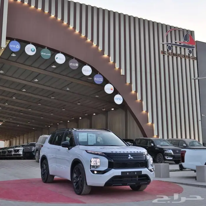 ميتسوبيشي اوتلاندر بلاك سام 2025 5