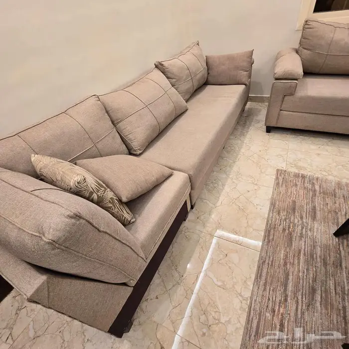 كنب 4 مقاعد مع 2 طاولات وزوليه 4