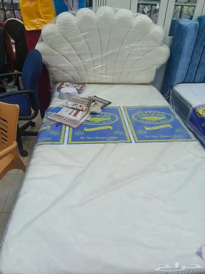 450 بدون مرتبة  ومع المرتبة سيكون السعر 700. 11