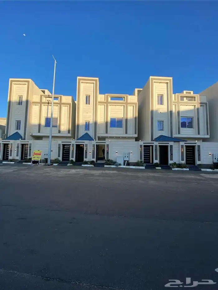 للبيع روف علوي مع ملحق تشطيبات فاخره الموقع خلف مطار ابها 0