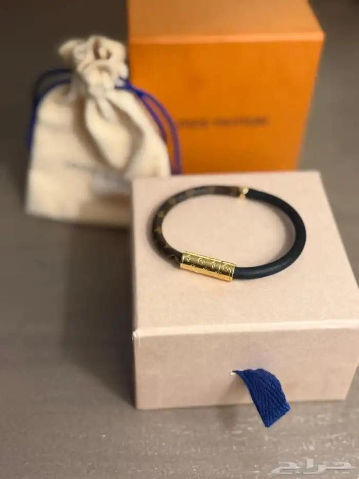 سوارة LV مستخدمة نظيفة جدا مع البوكس 3