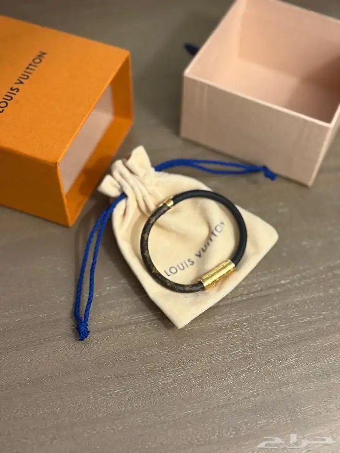 سوارة LV مستخدمة نظيفة جدا مع البوكس 0