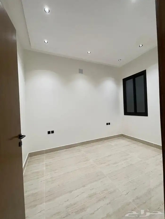 دور علوي للبيع حي العوالي 8