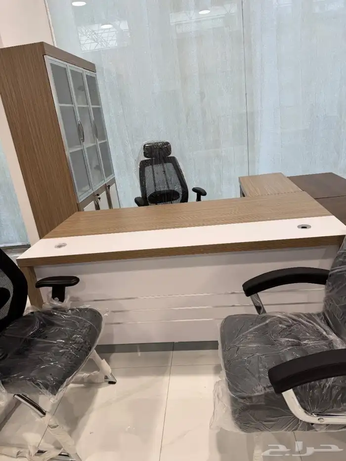 طاولة مكتب مع كراسي بسعر مخفض  الألوان متاحةlable 49